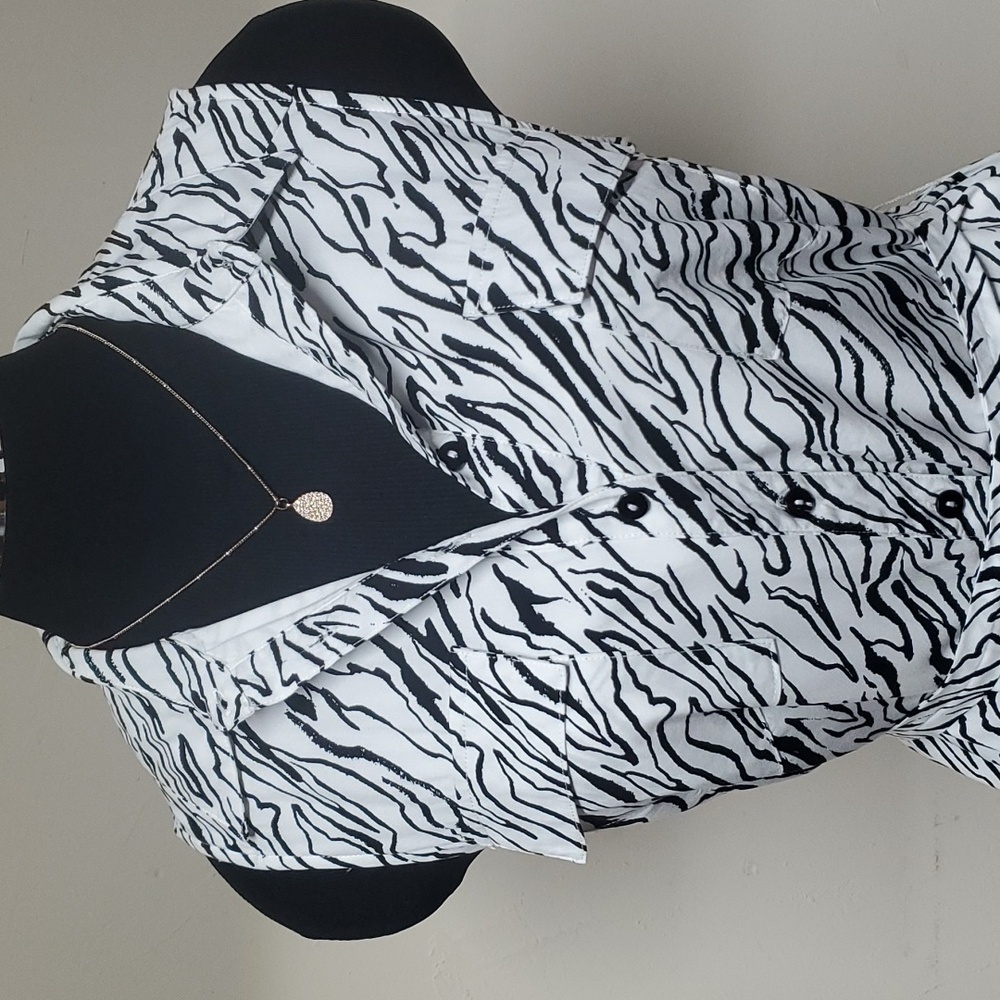 #0095- APRICOT dress 
Size 8
Black and White Zebra Print 
Midi Dress
